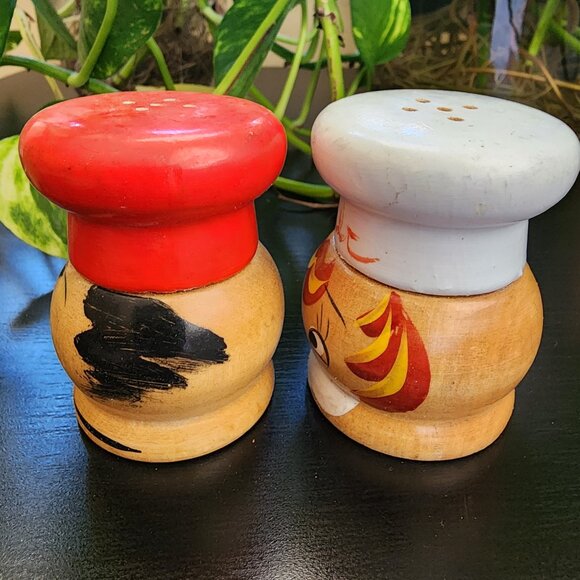 Vintage Salty Peppy Handpainted Carved Salt n Pepper Shakers Mini Short Small - Picture 5 of 11